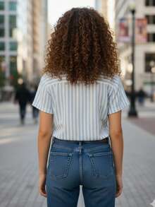 Blusa de rayas verticales celeste con botones frontales. Su diseño clásico con cuello camisero  la convierte en una prenda versátil, ideal para el día a día o para un look casual de oficina. Cuenta con manga corta y un práctico bolsillo en el pecho, perfecta para combinar con jeans, faldas o pantalones de vestir. fresco calor día noche playa jardín comida primavera verano calle diario cumpleaños outfit lo mas vendido. - Azul - Ver 2