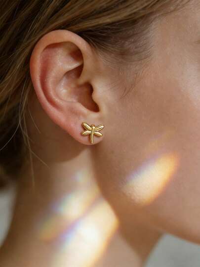 Mazuer 一对可爱金色蜻蜓耳钉，18K镀金不锈钢材质，女士饰品配件，适合约会、通勤、生日礼物等场合。