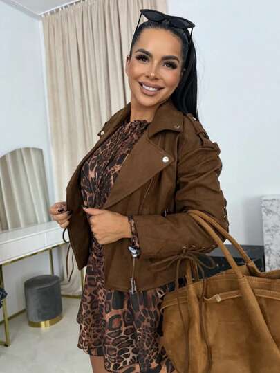 Jaqueta feminina casual elegante com ilhós, cadarço e zíper frontal para estilo motociclista.