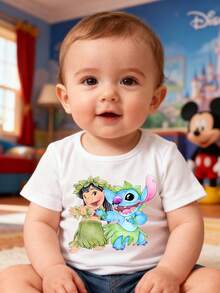 This Disney Baby Girl T-Shirt Features A Print Of Stitch And Lilo Dancing On Seaweed. Made Of Breathable, Soft, And Comfortable Fabric, This Spring/Summer Round-Neck T-Shirt Is Perfect For Everyday Wear And Outings, And Also Makes A Great Gift For Your Baby. - trắng - Xem 1