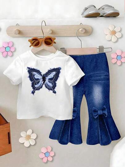 Bộ 2 món cho bé gái gồm áo thun denim in họa tiết và quần ống loe in hình bướm, chữ in màu xanh dương, dễ thương và năng động, trang phục đa năng, phù hợp cho dã ngoại và mọi mùa.