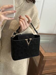2026新款奢侈品牌纯色高品质皮革纹理手提包，女士时尚百搭托特包，大容量单肩包，复古休闲街头风托特包，简约明星风亮面高端斜挎包，2025新款优雅鳄鱼纹大容量妈妈包，时尚个性化枕形包，黑酒红色女士包 - 黑色 - 查看 6
