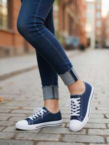 Tenis unisex estampados tipo canvas para mujer, hombre diseño moderno y versátil; perfectos para un look urbano, casual y lleno de personalidad. Ideales para combinar con jeans, pantalones, shorts y vestidos, brindando comodidad, soporte y un toque creativo en tu día a día, escuela, trabajo, viajes y actividades al aire libre. Disponibles en variedad de estampados para expresar tu estilo único. - Azul Marino - Ver 2