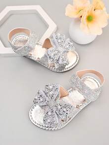Sandal đế bằng chống trượt đính sequin và nơ bóng bẩy mới năm 2026 dành cho bé gái, thích hợp cho các chuyến đi chơi cuối tuần cùng gia đình, tiệc trà của chị em gái, các hoạt động ở trường mẫu giáo. - Bạc - Xem 2