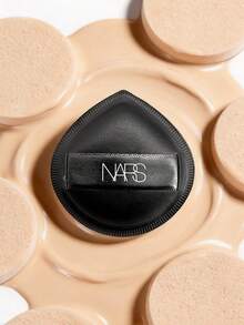 Nars Borla de polvo comprimida con textura de cuero negro, forma de lágrima plana, adecuada para polvos sueltos y polvos fijadores, con textura aterciopelada - Negro - Ver 7