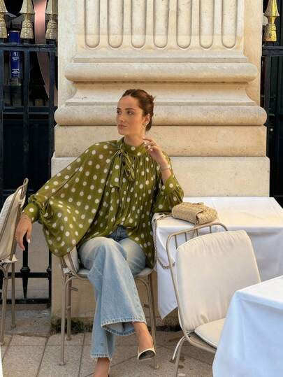 Elegante casual blouse voor dames met een maatje meer: mosgroene blouse met stippen - strik, pofmouwen, los model, geplooid, semi-transparant.