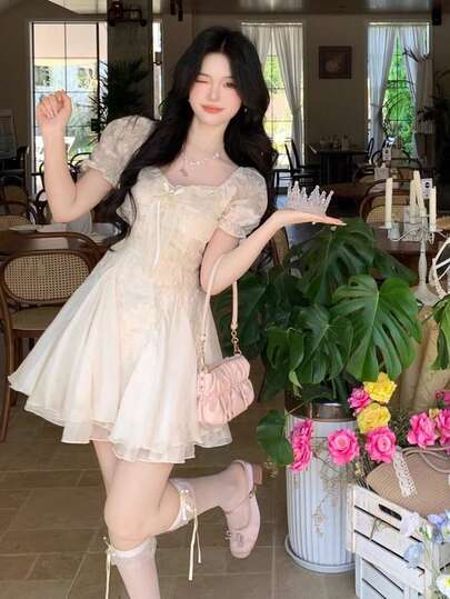 ホワイトムーンライト気質刺繍フラワーパフィードレスレディースホリデースタイルプリンセスドレスホワイトティーアンドウィンド早春ドレス2026新しい夏の甘いドレス誕生日プリンセスドレスバレンタインデーデートドレスギフト