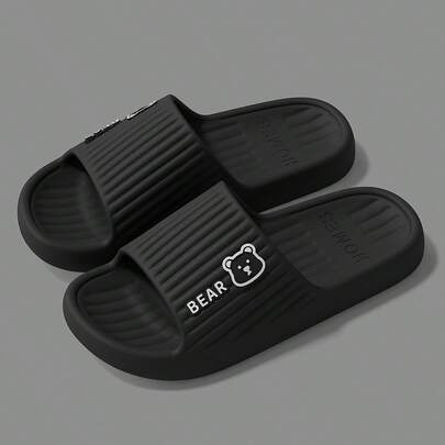 2026新款男女通用情侣家居拖鞋，卡通熊图案，防臭EVA材质，柔软舒适，适合浴室穿着。