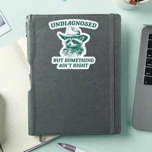 1张未确诊浣熊贴纸，趣味牛仔浣熊笔记本电脑贴纸，混乱动物乙烯基贴纸，讽刺礼物，防水即撕即贴水瓶贴纸，感觉不太对劲保温杯贴纸，潮流神经多样性笔记本乙烯基贴纸，送给混乱朋友的完美礼物，可爱浣熊汽车贴纸 - S1884 - 查看 4