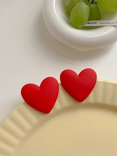 一对时尚的糖果色心形耳环，马卡龙色情人节多色心形耳环