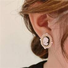 Figure Detail Oval Stud Earrings - Multicolor - View 8