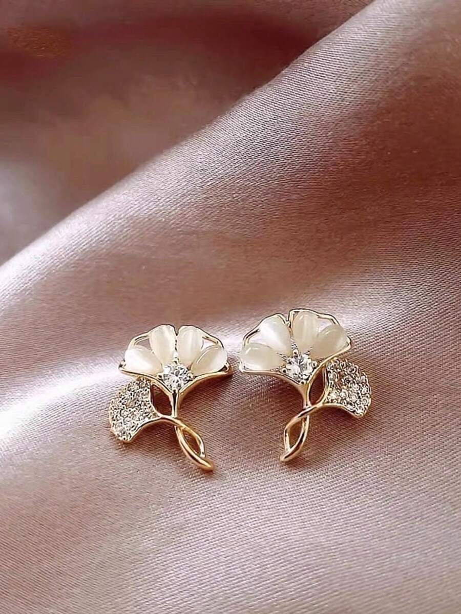 一对优雅的镶钻猫眼银杏叶耳钉，小巧时尚，适合日常佩戴和通勤。 - 金色 - 查看 1