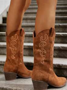 Women's Pointed Toe Mid-Calf Boots, Embroidered Suede Thick Heel Boots Pull-On Embroidered Brown Western Style Boots, Round Toe Mid-Calf Casual Riding Boots, Fashionable And Versatile Short-Barrel Cowboy Boots, New Autumn And Winter StylesWomen's Slip-On Boots, Classic, Elegant And Retro Style With Embroidery Design, Western Mid-Calf Boots Suitable For Music Festivals, Vacations And Travel Fashion. - 棕色 - 查看 3
