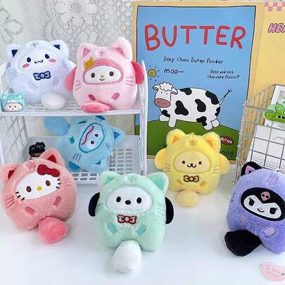  Hello Kitty 卡通毛绒公仔吊坠娃娃，Sanrio 可爱包包吊饰动漫配饰，适合作为圣诞节、万圣节、复活节、情人节的礼物。可用作挂饰