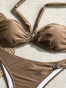 Biquíni retrô cáqui com decote halter e detalhes metálicos, modelo tankini modelador, confeccionado em nylon de alta elasticidade, com textura macia e suave, secagem rápida e que não gruda após o banho, perfeito para atividades na praia sem preocupações. - Castanho Café - Ver 3