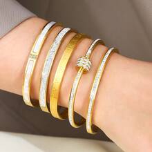 5件套18K镀金不锈钢手镯套装，女士款 - 可叠戴防水防褪色低过敏手镯，饰有白色贝壳、罗马数字、立方氧化锆和心形图案，2.3英寸（6厘米） - 金色 - 查看 1