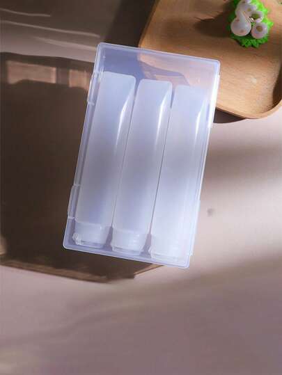 3个旅行便携瓶+收纳盒。防漏小样瓶，可用于存放乳液、洗发水和其他化妆品。适用于护肤品和洗漱用品的包装。配有分类标签，方便识别。是旅行和出差的理想之选，占用空间小。多件套旅行瓶。