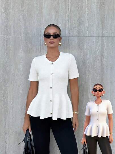 MORI 2026春夏新款女士白色修身荷叶边短袖针织上衣。针织面料，精致的心形纽扣，优雅高贵，适合日常穿着，舒适百搭，也适合周末早午餐、城市购物、逛店、下午茶、休闲茶会、生日派对、旅行、情人节、毕业季等场合。