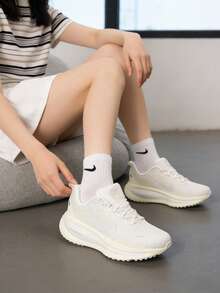 女鞋跑步鞋W NIKE VOMERO 18舒適輕便透氣運動鞋日常訓練跑休閒鞋 HM6804-110 - 帆白/山峰白/椰奶色/白 - 查看 1