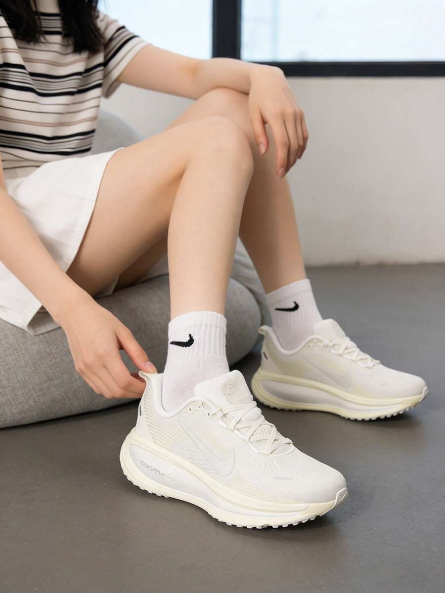 女鞋跑步鞋W NIKE VOMERO 18舒適輕便透氣運動鞋日常訓練跑休閒鞋 HM6804-110 - 帆白/山峰白/椰奶色/白 - 查看 1