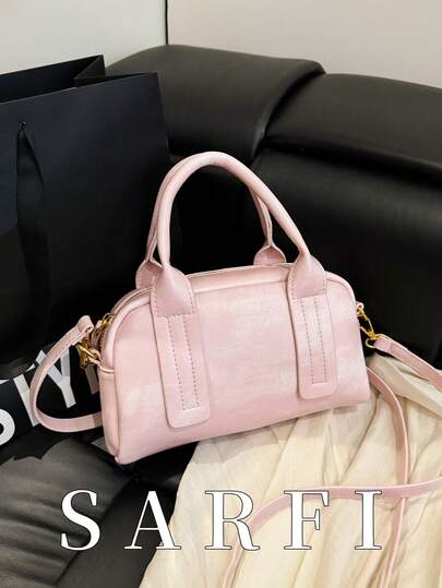高端、简约、时尚的浅粉色女士手提包；时尚百搭，独特的托特包设计，这款肩包非常适合现代都市通勤，还可以用肩带斜挎。