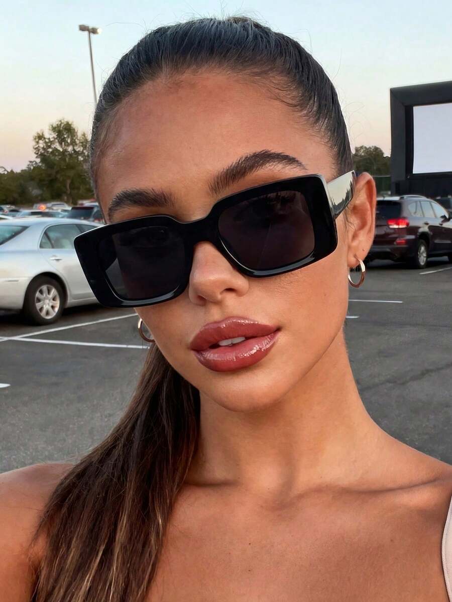 一副男女通用的黑色方形时尚优雅眼镜，展现独特魅力，适合夏季旅行、海滩、日常佩戴、商务、休闲和度假场合。 - 黑色 - 查看 1