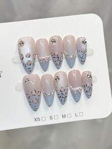 10 móng tay giả thủ công hình hạnh nhân, móng acrylic dán cỡ trung bình, phong cách tối giản màu hồng nude, móng kiểu Pháp gradient xanh dương, vẽ tay các đường kẻ bất đối xứng họa tiết da báo, đính đá nhỏ hình chuỗi kim cương và nơ, móng giả cá tính, thanh lịch, đơn giản, thích hợp cho ngày Valentine, dự tiệc, hẹn hò, đi biển, nghỉ dưỡng nhiệt đới, tự làm móng nghệ thuật phù hợp cho phụ nữ và bé gái làm quà tặng, dụng cụ làm móng thủ công. - Nhiều màu - Xem 9