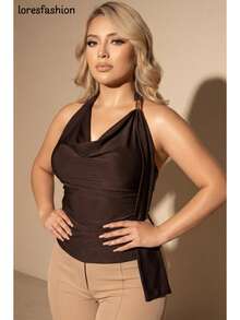 Top Halter para Mujer con Tira Izquierda y Herraje Dorado Elegante, Blusa Sin Mangas de Licra Satén Premium con Espalda Descubierta, Diseño Sexy y Sofisticado Ajustado al Cuerpo que Realza la Figura, Tela Suave, Elástica y Cómoda de Alta Calidad, Top Sin Espalda Ideal para Fiesta, Cóctel, Club Nocturno, Salidas de Noche, Citas Románticas, Cena Especial y Vacaciones, Blusa Moderna de Moda Actual Fácil de Vestir Formal o Casual, Prenda Versátil que Combina Perfecto con Tacones, Sandalias, Jeans, Faldas o Pantalones Ajustados, Estilo Glamour y Femenino para Mujeres Jóvenes y Adultas que Buscan Destacar, Look Elegante, Sensual y Llamativo para Eventos Especiales, Discoteca, Reuniones Sociales y Outfit de Impacto - Marrón Mocha - Ver 7