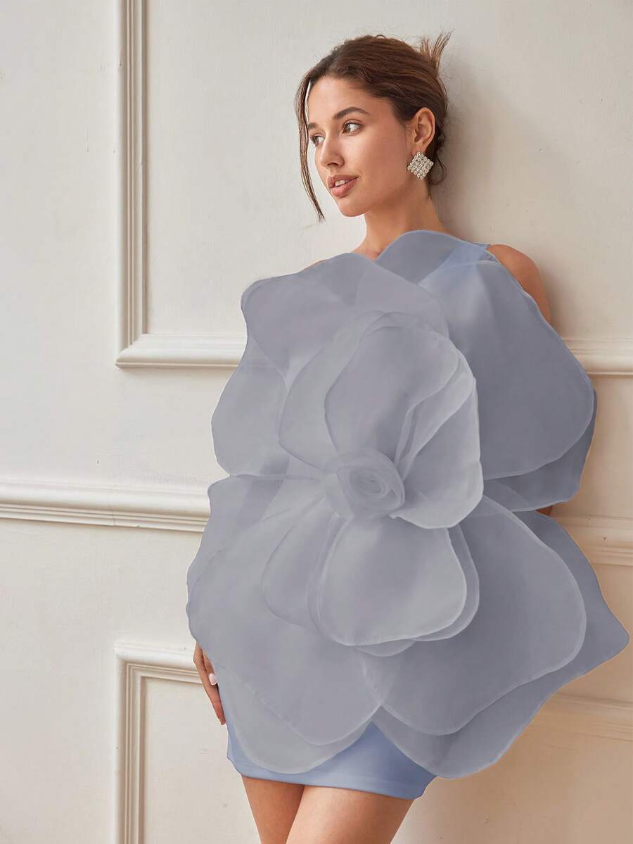 Đầm lệch vai hở lưng với họa tiết hoa hồng 3D, táo bạo và phá cách, phù hợp làm đầm dạ hội, trang phục mùa xuân/hè cho phụ nữ dự tiệc cưới.