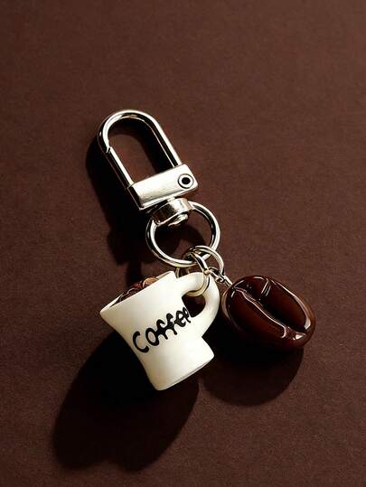 1个咖啡杯钥匙扣，逼真的咖啡豆杯造型，轻巧树脂钥匙圈，适合咖啡爱好者，可挂在背包、钱包、办公室等处作为装饰品，是咖啡爱好者的新颖配件，也是节日礼物，趣味设计，手工制作，多功能，可作为送给咖啡师的礼物。
