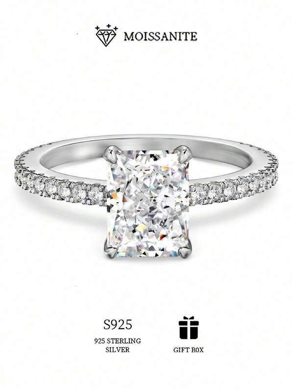 一款2.3克纯银S925戒指，镶嵌2/3克拉长方形D色莫桑石，闪耀夺目的求婚订婚戒指，时尚奢华的女士戒指礼盒包装。