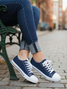 Tenis unisex estampados tipo canvas para mujer, hombre diseño moderno y versátil; perfectos para un look urbano, casual y lleno de personalidad. Ideales para combinar con jeans, pantalones, shorts y vestidos, brindando comodidad, soporte y un toque creativo en tu día a día, escuela, trabajo, viajes y actividades al aire libre. Disponibles en variedad de estampados para expresar tu estilo único. - Azul Marino - Ver 1