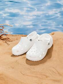 Crocs Sandalias tipo zuecos para mujer para exteriores, ligeras y cómodas Bayacloud, adecuadas para deportes y uso casual, Estilo No. 208186-100 - Blanco - Ver 2