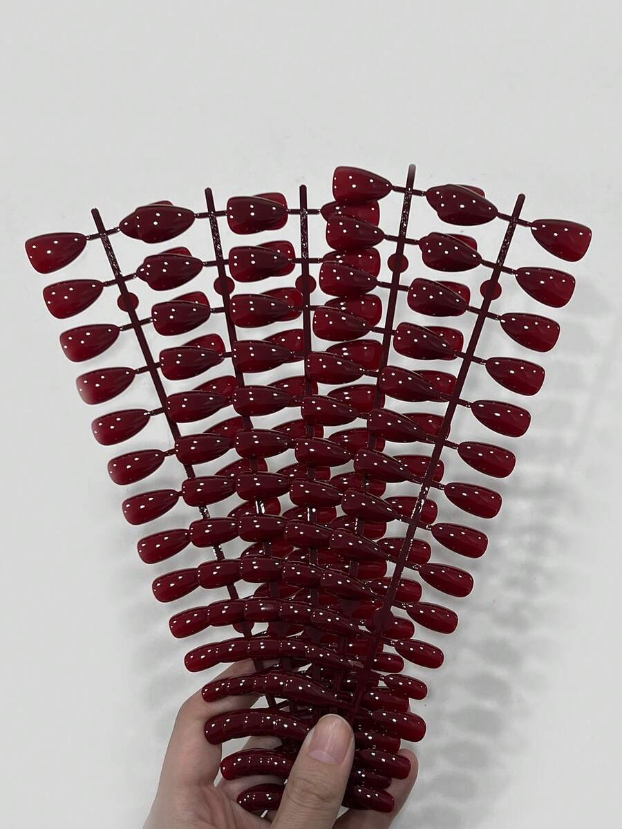 150片（5张）酒红色杏仁形美甲贴片，旨在打造完美指甲造型。采用优质亚克力材料制成，中等长度，粘合力强，贴合度高。每套包含1张胶水贴片和1个指甲锉。适合女士和女孩日常佩戴、工作、派对及各种场合。 - 酒紅色 - 查看 1