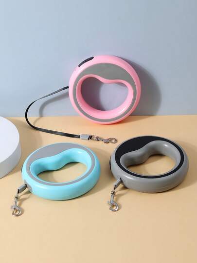 1条2.5米可伸缩圆形宠物牵引绳，一键锁定，可调节长度，适合小型犬散步和户外活动