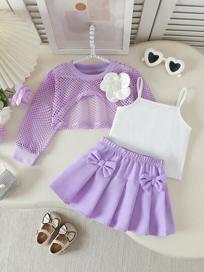 女婴可爱无袖吊带背心搭配小圆领长袖3D珍珠花朵背心，以及双3D蝴蝶结百褶裙，三件套时尚百搭女童春夏套装，适合日常、派对、外出等场合。