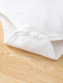 3件套夏季女婴白色短袖连体衣、草莓印花连体裤和蝴蝶结发带套装 - 彩色 - 查看 6