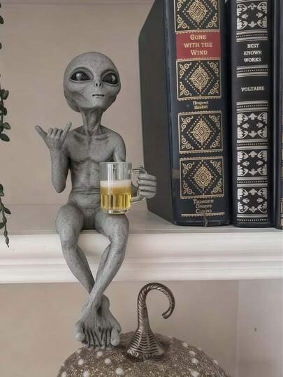1 pieza Figura decorativa de un extraterrestre bebiendo cerveza y vino, decoración divertida, decoración del hogar, regalo original, decoración de bar, adorno de escritorio, decoración de fiesta, accesorio del hogar, regalo para vacaciones, regalo de vuelta a la escuela