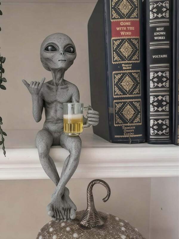1 pieza Figura decorativa de un extraterrestre bebiendo cerveza y vino, decoración divertida, decoración del hogar, regalo original, decoración de bar, adorno de escritorio, decoración de fiesta, accesorio del hogar, regalo para vacaciones, regalo de vuelta a la escuela