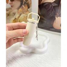 Llavero con mini taza compatible con el vaso , lindo soporte de vaso térmico para bolso, mochila - Beis - Ver 5