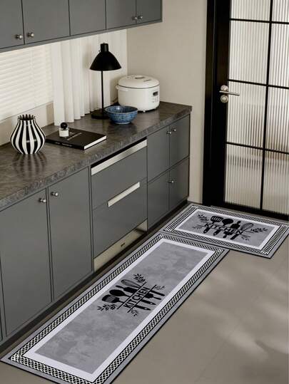 1 قطعة حصيرة أرضية مطبخ من جل السيليكا، ذات قاعدة لون الأسمنت الرمادي مع رسم ظلي لأدوات المطبخ السوداء وبنمط نص "مطبخ"، محاطة بنسيج منسوج أبيض وأسود، بتصميم مطبخ حديث بسيط