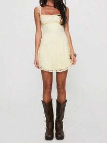 Elegante vestido mini de ajuste ceñido con diseño de volantes, tirantes con lazo y parches de encaje sin mangas - Amarillo - Ver 6