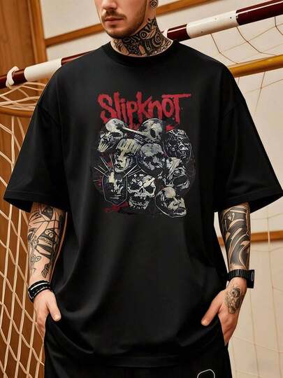 El poderoso diseño de múltiples calaveras de metal entrelazadas simboliza la fuerte combinación de espíritu rebelde y fuerza, una expresión de energía oscura y determinación inquebrantable en esta camiseta moderna para hombre.