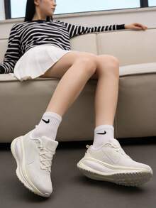 女鞋跑步鞋W NIKE VOMERO 18舒適輕便透氣運動鞋日常訓練跑休閒鞋 HM6804-110 - 帆白/山峰白/椰奶色/白 - 查看 10