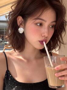 1 par de pendientes de botón asimétricos de metal con textura geométrica para mujeres, únicos y de alta gama para uso diario, citas y eventos de noche - Plateado - Ver 2