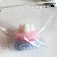 1个可爱草莓蛋糕造型的软萌慢回弹玩具，回弹力极佳，适合缓解压力。小巧尺寸，可摆放在桌面，经久耐用。配件款式随机，是甜蜜可爱的节日礼物之选。 - 彩色 - 查看 4