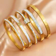 5件套18K镀金不锈钢手镯套装，女士款 - 可叠戴防水防褪色低过敏手镯，饰有白色贝壳、罗马数字、立方氧化锆和心形图案，2.3英寸（6厘米） - 金色 - 查看 3