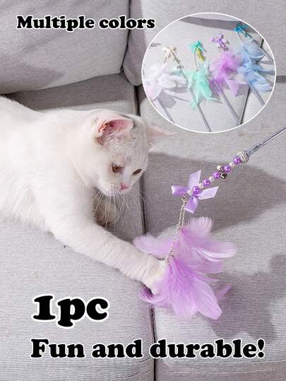 这款造型别致的领结猫玩具/逗猫棒，配有可拆卸的铃铛和羽毛，采用耐用防刮材质制成。趣味十足，轻巧易收纳。是与猫咪互动玩耍的理想之选，有助于促进猫咪的身体活动和智力发展，也是增进猫咪与主人感情的绝佳选择。