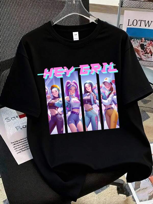 Esta camiseta de manga corta para niñas presenta un diseño de corte holgado, con estampados de texto vibrantes y elementos decorativos de un grupo de chicas de dibujos animados. Es una prenda adecuada para el uso casual diario y las actividades escolares de las niñas. Cómoda y amigable con la piel, con un estilo de dibujos animados personalizado y colorido distintivo, es de moda y versátil, ayudándote a crear un look diario fresco y elegante.