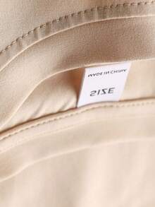 Chiếc áo thun ngắn tay dành cho bé gái này có thiết kế in hình rùa biển màu xanh lá cây độc đáo, kết hợp với cổ tròn mềm mại, tạo nên một chiếc áo thun màu xanh da trời giản dị. - Màu be - Xem 8